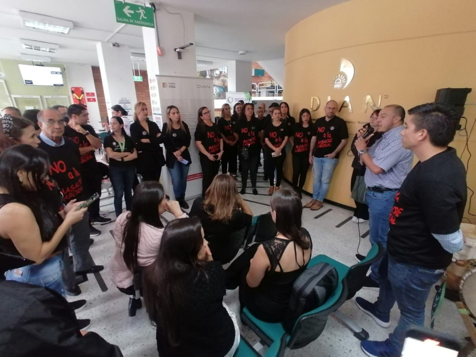 Plantón en la DIAN Manizales por posible despido de 154 empleados. Plantón en la DIAN Manizales por posible despido de 154 empleados.