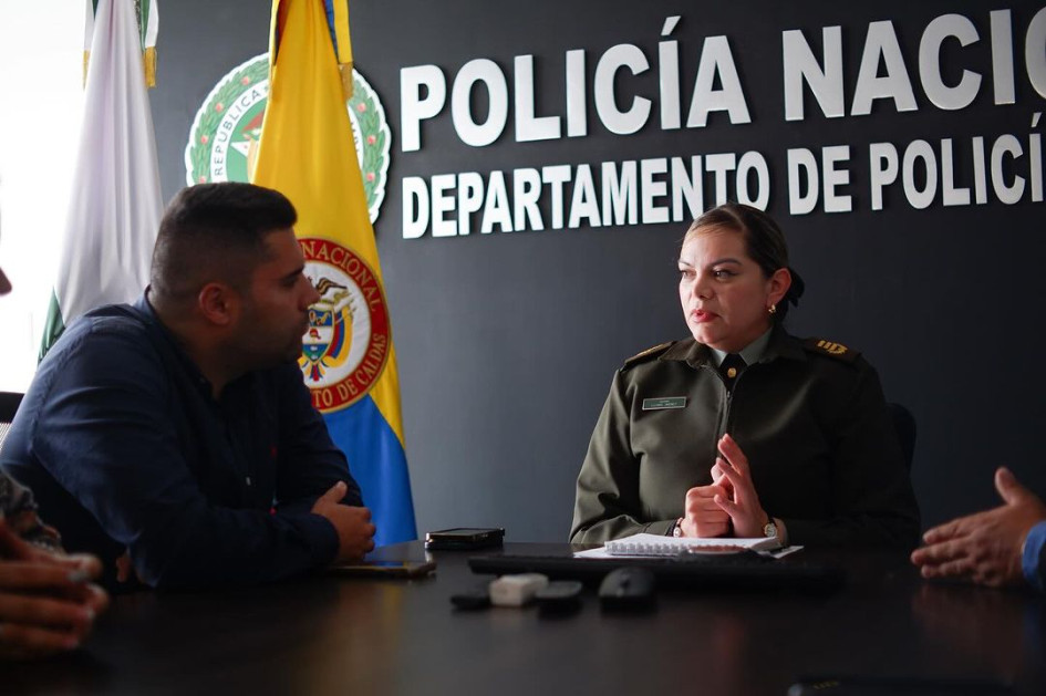 La coronel Liliana Andrea Jiménez Falla, comandante del Departamento de Policía Caldas, y el alcalde de Aranzazu, Sebastián Merchán Zuluaga, durante la reunión para abordar la inseguridad en el municipio. La coronel Liliana Andrea Jiménez Falla, comandante del Departamento de Policía Caldas, y el alcalde de Aranzazu, Sebastián Merchán Zuluaga, durante la reunión para abordar la inseguridad en el municipio.