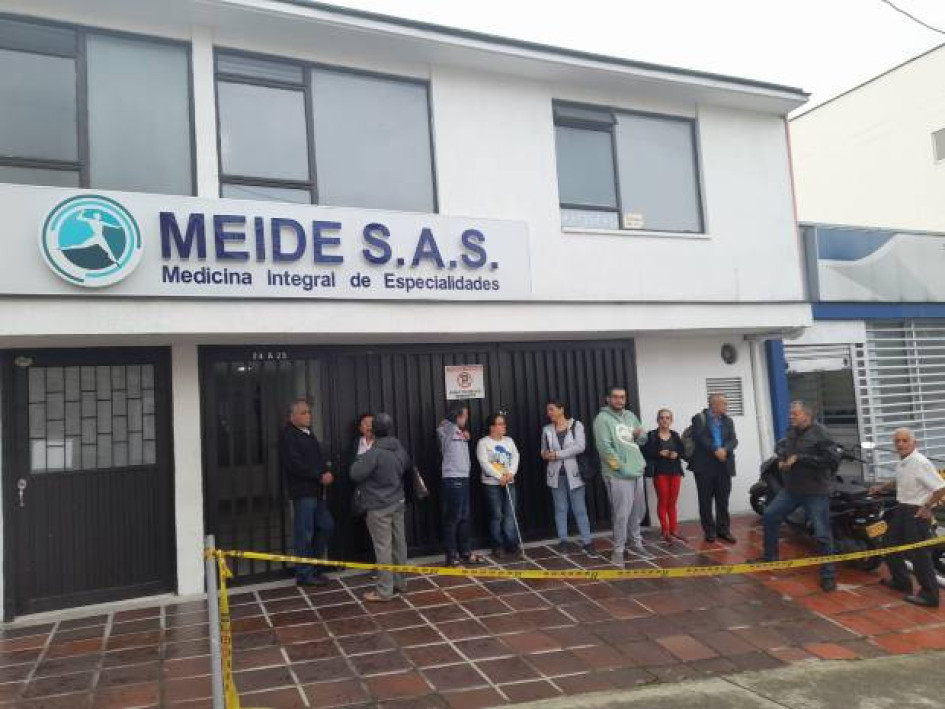 Los docentes, pensionados del magisterio y sus beneficiarios deben reclamar los medicamentos en el edificio Paola. Reclaman por las demoras en las entregas y por la falta de comodidad en el sitio ante las largas esperas. Los docentes, pensionados del magisterio y sus beneficiarios deben reclamar los medicamentos en el edificio Paola. Reclaman por las demoras en las entregas y por la falta de comodidad en el sitio ante las largas esperas.