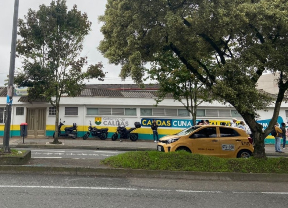 Así permanece el andén contiguo a la Secretaría del Deporte de Caldas por la carrera 23 con calle 48. Así permanece el andén contiguo a la Secretaría del Deporte de Caldas por la carrera 23 con calle 48.