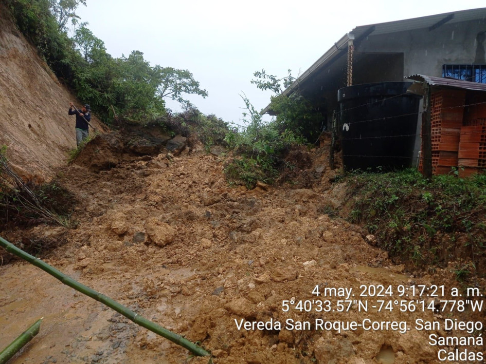 Derrumbe en la vía entre la vereda San Roque y el corregimiento de San Diego (Samaná). Derrumbe en la vía entre la vereda San Roque y el corregimiento de San Diego (Samaná).