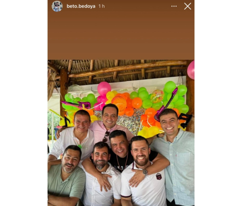 Hace una semana circuló esta fotografía que se creía imposible en escenarios políticos. Aparecen en una celebración caras liberales y de Gente en Movimiento. Hace una semana circuló esta fotografía que se creía imposible en escenarios políticos. Aparecen en una celebración caras liberales y de Gente en Movimiento.