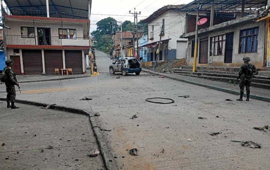 Foto | EFE | LA PATRIA Militares mientras vigilan junto a un carro que explotó ayer en el corregimiento de Robles. Foto | EFE | LA PATRIA Militares mientras vigilan junto a un carro que explotó ayer en el corregimiento de Robles.