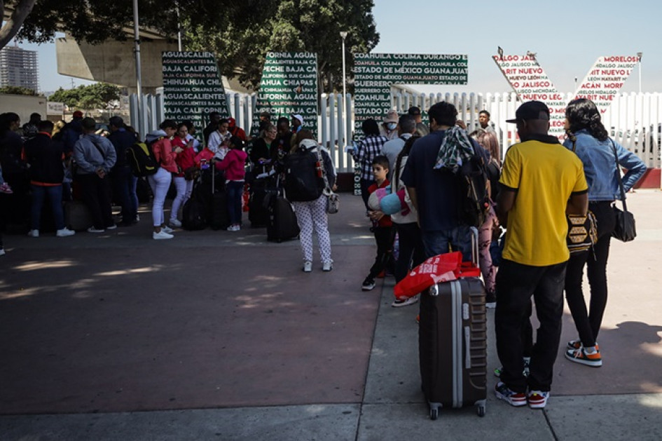 Foto | EFE | LA PATRIA Migrantes permanecían en la calle ayer en Tijuana (México). Foto | EFE | LA PATRIA Migrantes permanecían en la calle ayer en Tijuana (México).
