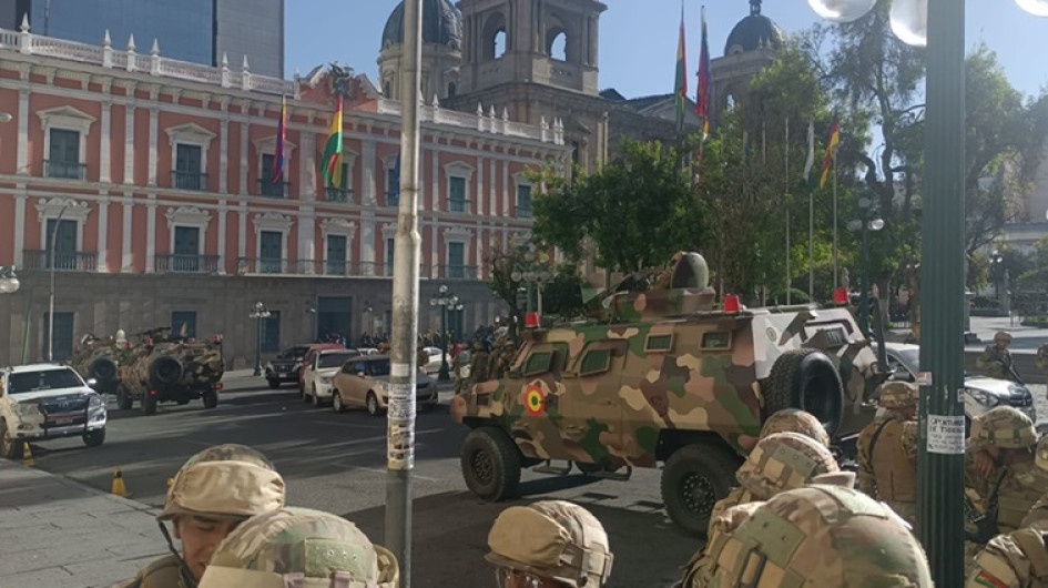 Foto | EFE | LA PATRIA Militares que hicieron presencia ayer con tanques frente a la sede del Gobierno de Bolivia, en La Paz. Foto | EFE | LA PATRIA Militares que hicieron presencia ayer con tanques frente a la sede del Gobierno de Bolivia, en La Paz.