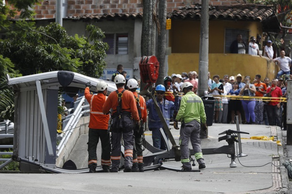 Fotos | EFE | LA PATRIA Trabajadores remueven una cabina del sistema de transporte Metrocable que cayó ayer en Medellín (Colombia). Fotos | EFE | LA PATRIA Trabajadores remueven una cabina del sistema de transporte Metrocable que cayó ayer en Medellín (Colombia).