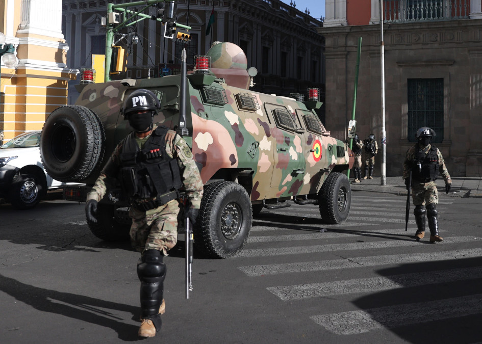 Según las últimas informaciones, un tanque tiró las puertas de la sede del Ejecutivo de Bolivia e ingresó a las 3:51 p.m. Según las últimas informaciones, un tanque tiró las puertas de la sede del Ejecutivo de Bolivia e ingresó a las 3:51 p.m.