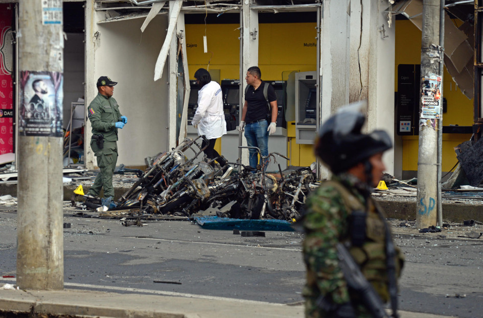 Investigadores de la Policía recogen evidencias luego de la explosión de este miércoles en Jamundí (Valle). Investigadores de la Policía recogen evidencias luego de la explosión de este miércoles en Jamundí (Valle).