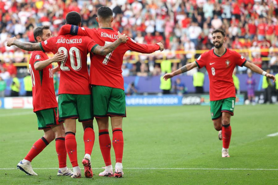 Bruno Fernandes, Bernardo Silva, Joao Cancelo y Cristiano Ronaldo celebran el tercel gol ante Turquía. Bruno Fernandes, Bernardo Silva, Joao Cancelo y Cristiano Ronaldo celebran el tercel gol ante Turquía.