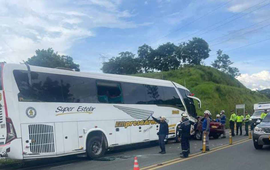 El bus de la empresa Arauca que chocó con un carro particular cerca del túnel de Tesalia este lunes festivo. El bus de la empresa Arauca que chocó con un carro particular cerca del túnel de Tesalia este lunes festivo.