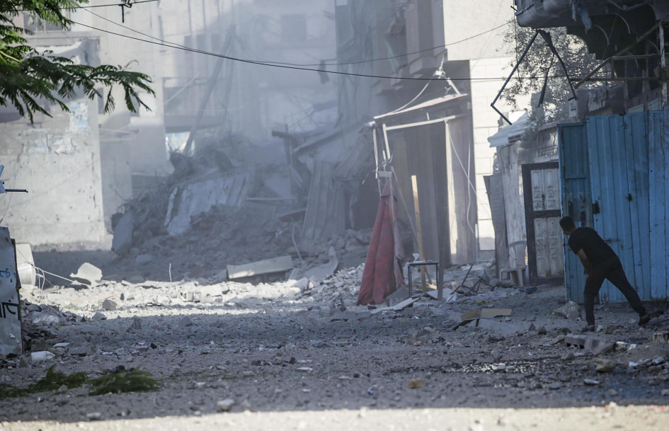 El humo se eleva tras un ataque aéreo israelí contra el campo de refugiados de Al Bureije, en el sur de la Franja de Gaza, este lunes 3 de junio de 2024. El humo se eleva tras un ataque aéreo israelí contra el campo de refugiados de Al Bureije, en el sur de la Franja de Gaza, este lunes 3 de junio de 2024.