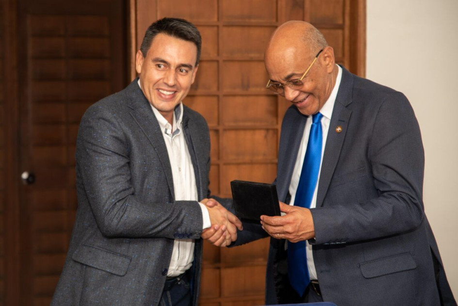 El embajador de República Dominicana, Félix Aracena Vargas, recibió las Llaves de la Ciudad de manos del alcalde de Manizales, Jorge Eduardo Rojas. El embajador de República Dominicana, Félix Aracena Vargas, recibió las Llaves de la Ciudad de manos del alcalde de Manizales, Jorge Eduardo Rojas.