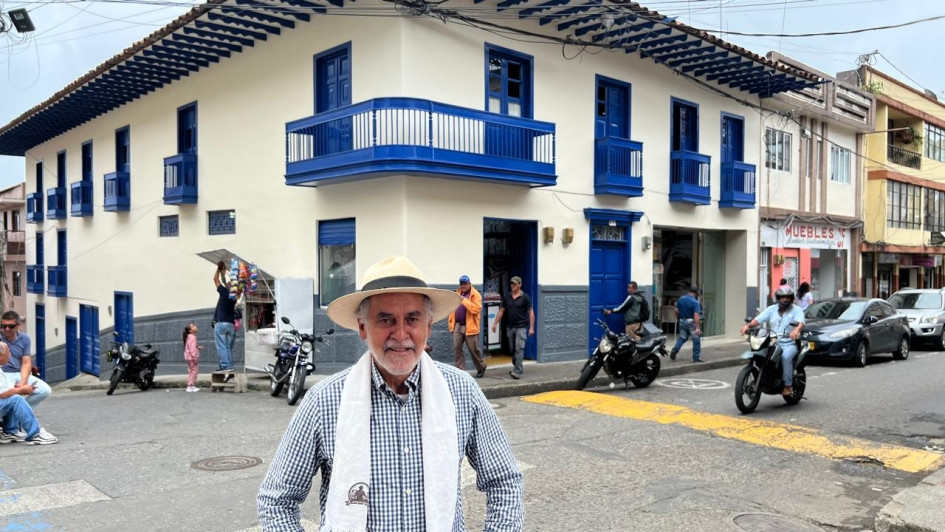 Antonio Corrales y la vivienda restaurada. Antonio Corrales y la vivienda restaurada.