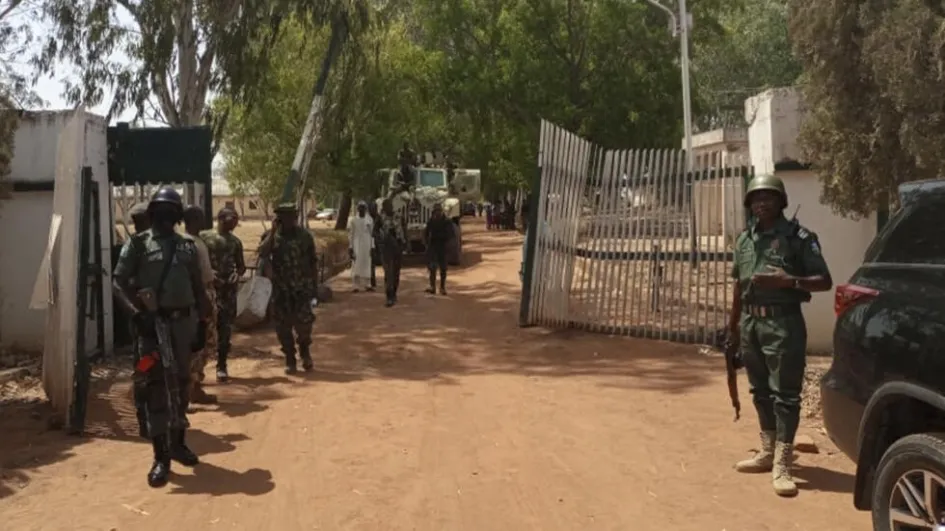 En marzo del 2021, una banda de secuestradores asaltó una escuela en el norte de Nigeria. En la foto, soldados y policías nigerianos custodian las instalaciones de la institución. En marzo del 2021, una banda de secuestradores asaltó una escuela en el norte de Nigeria. En la foto, soldados y policías nigerianos custodian las instalaciones de la institución.