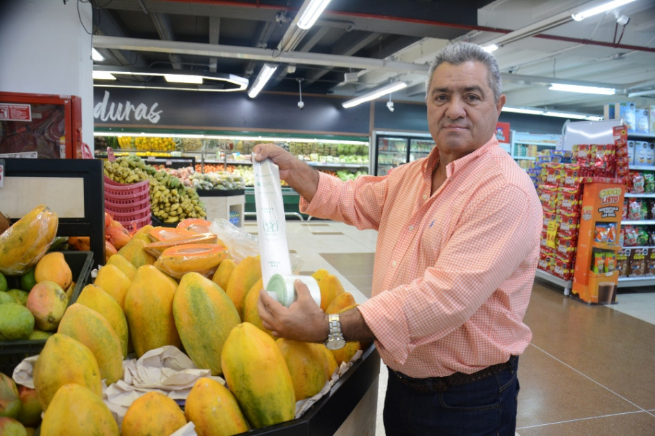 Julián Serna López, dueño del supermercado El Ahorro, afirma que están utilizando bolsas biodegradables que son hechas a base de caña. Ese es uno de los negocios que ya se preparan para la prohibición de los plásticos de un solo uso, que entrará en vigencia el 7 de julio. Julián Serna López, dueño del supermercado El Ahorro, afirma que están utilizando bolsas biodegradables que son hechas a base de caña. Ese es uno de los negocios que ya se preparan para la prohibición de los plásticos de un solo uso, que entrará en vigencia el 7 de julio.