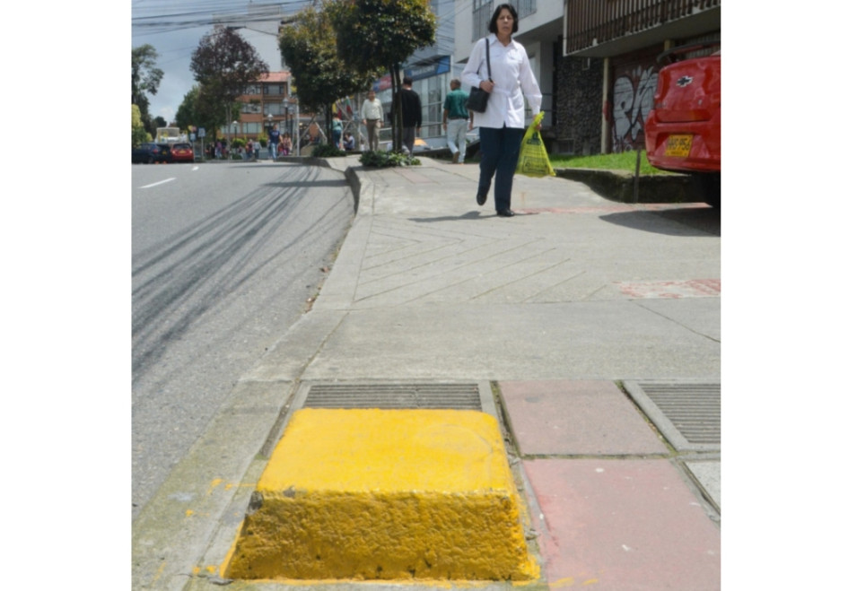 Bases de postes de alumbrado público quedaron instaladas en por lo menos tres puntos de la ciudad. Peatones se han tropezado con estas. Reportan que la situación ha expuesto la integridad de personas que circulan sobre la avenida Santander, por el sector de La Estación y Vizcaya. El Invama promete intervenir estas estructuras para evitar más accidentes. Bases de postes de alumbrado público quedaron instaladas en por lo menos tres puntos de la ciudad. Peatones se han tropezado con estas. Reportan que la situación ha expuesto la integridad de personas que circulan sobre la avenida Santander, por el sector de La Estación y Vizcaya. El Invama promete intervenir estas estructuras para evitar más accidentes.