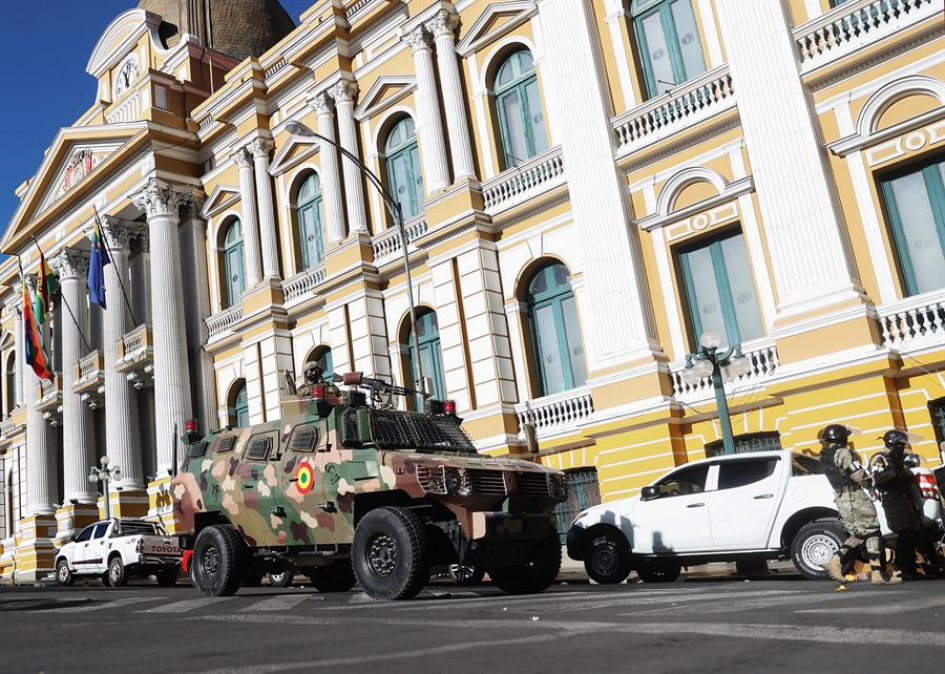 un tanque militar frente a la sede del Gobierno de Bolivia, este miércoles en La Paz (Bolivia). un tanque militar frente a la sede del Gobierno de Bolivia, este miércoles en La Paz (Bolivia).