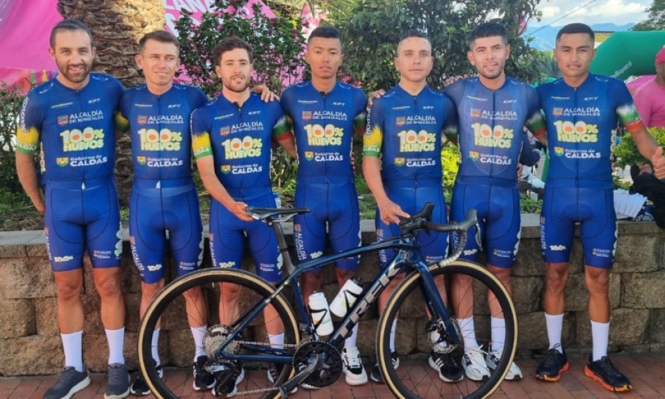 El grupo deportivo de la Alcaldía de Manizales 100% Huevos Gobernación de Caldas, participante en la Vuelta a Colombia. El grupo deportivo de la Alcaldía de Manizales 100% Huevos Gobernación de Caldas, participante en la Vuelta a Colombia.