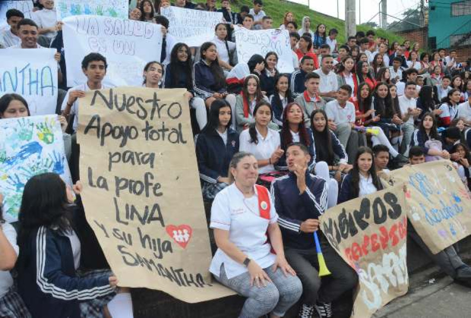 Foto I Freddy Arango I LA PATRIA La comunidad del colegio Fe y Alegría la Paz, de Manizales, se unió para exigir la entrega de medicamentos a Samantha, hija de la profesora Lina Patricia Vanegas. Foto I Freddy Arango I LA PATRIA La comunidad del colegio Fe y Alegría la Paz, de Manizales, se unió para exigir la entrega de medicamentos a Samantha, hija de la profesora Lina Patricia Vanegas.
