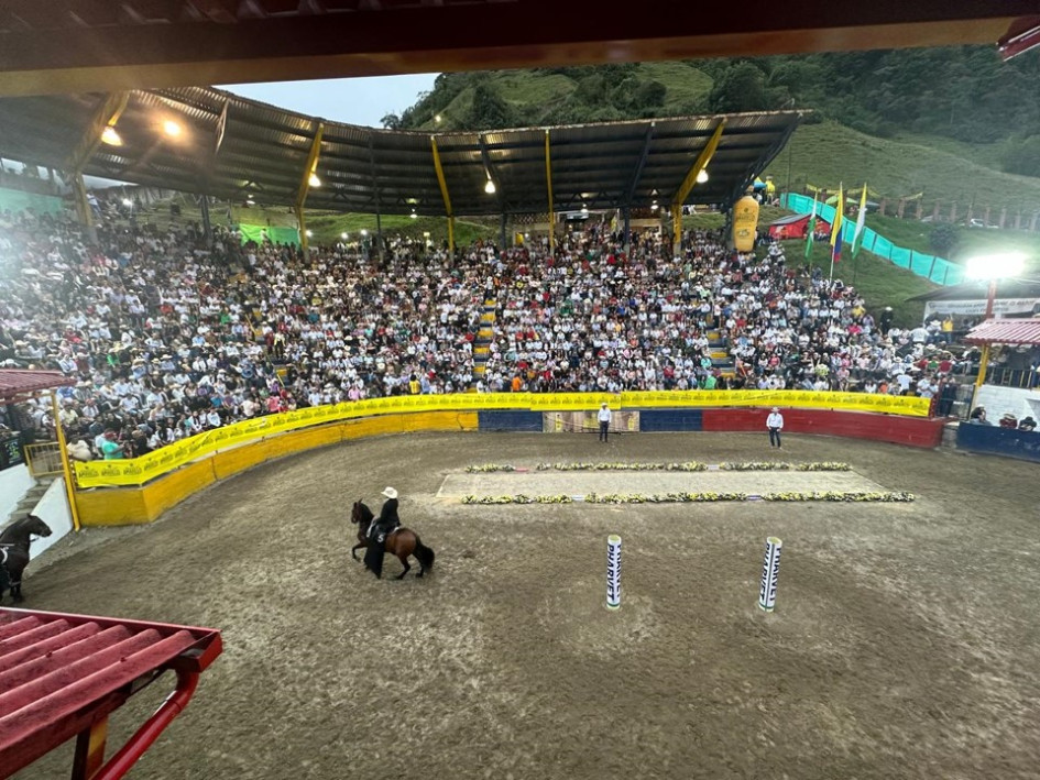 Desde tempranas horas en la tarde del domingo el coliseo de Ferias y Exposiciones Alfonso Hoyos se empezó a llenar de caballistas y de aficionados. Desde tempranas horas en la tarde del domingo el coliseo de Ferias y Exposiciones Alfonso Hoyos se empezó a llenar de caballistas y de aficionados.