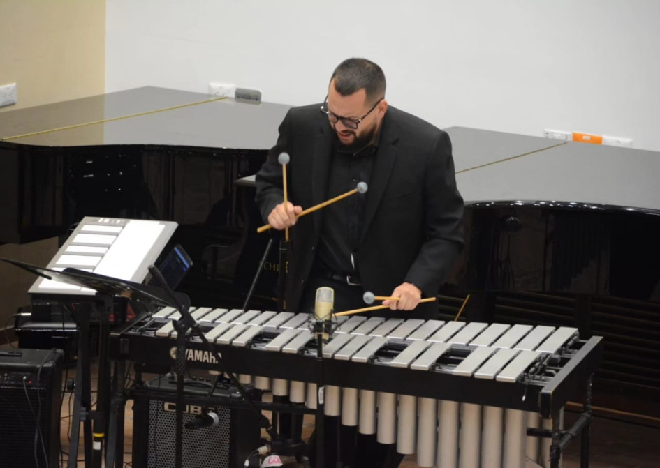 Primer concierto del Colombo Jazz Festival, con Camilo Moncada tocando en vibráfono como sustentación de su tesis en dos sesiones de jazz en el auditorio del Centro Cultural Universitario Rogelio Salmona. Camilo Moncada tocando en vibráfono