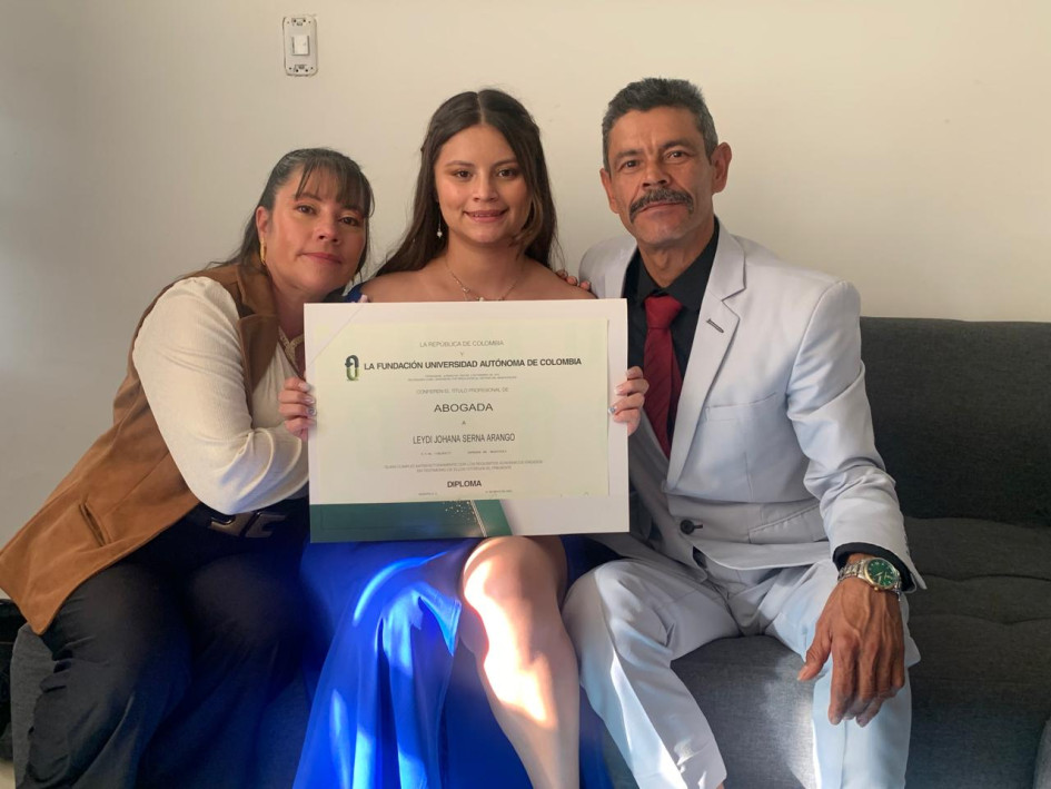 Angela María Arango García y Jhon Jairo Serna Castaño, padres de Leydi Johana, posaron junto a su hija el día de la graduación. Angela María Arango García y Jhon Jairo Serna Castaño, padres de Leydi Johana, posaron junto a su hija el día de la graduación.