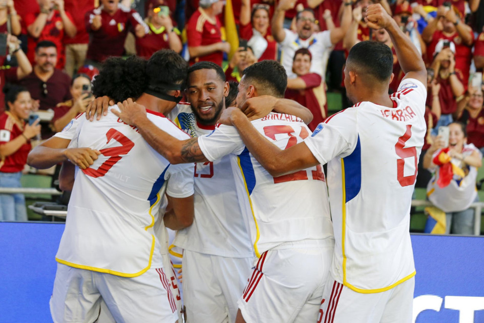 El delantero venezolano Eduardo Bello (izq.) es felicitado por su equipo luego de anotar un gol contra Jamaica durante la segunda mitad del partido del grupo B de la Conmebol Copa América 2024 entre Jamaica y Venezuela en Austin, Texas, (EE.UU.). El delantero venezolano Eduardo Bello (izq.) es felicitado por su equipo luego de anotar un gol contra Jamaica durante la segunda mitad del partido del grupo B de la Conmebol Copa América 2024 entre Jamaica y Venezuela en Austin, Texas, (EE.UU.).