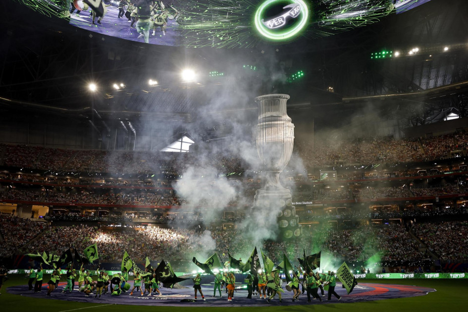 Artistas en el centro del campo durante la inauguración de la Conmebol Copa América 2024 en Atlanta, Georgia, EE.UU. Artistas en el centro del campo durante la inauguración de la Conmebol Copa América 2024 en Atlanta, Georgia, EE.UU.