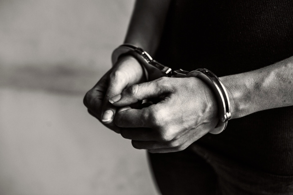 Ilustración de criminal en esposas. Ilustración de criminal en esposas.