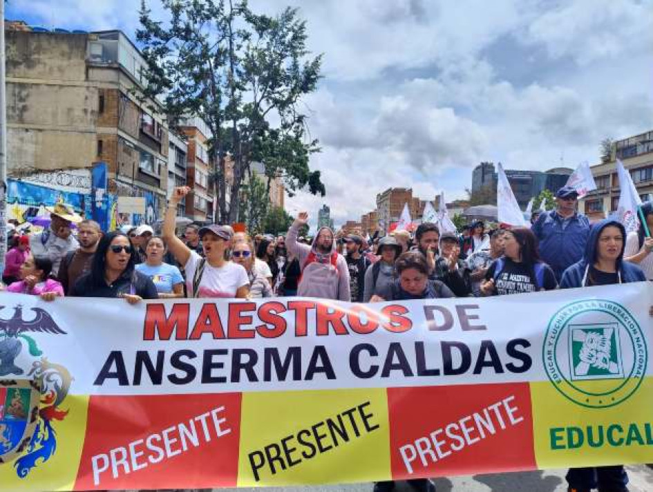 En la noche del domingo comenzó el desplazamiento de docentes de Caldas con miras a participar este lunes en la llamada Toma de Bogotá. Desde Anserma también viajaron a Bogotá para unirse a las protestas. En la noche del domingo comenzó el desplazamiento de docentes de Caldas con miras a participar este lunes en la llamada Toma de Bogotá. Desde Anserma también viajaron a Bogotá para unirse a las protestas.