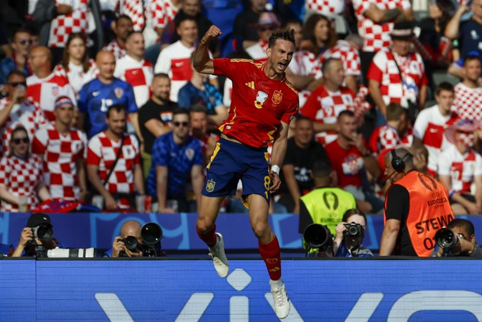 El centrocampista de la selección española Fabián Ruiz celebra tras marcar el 2-0 durante el partido del grupo B de la Eurocopa 2024 entre España y Croacia, este sábado en el Estadio Olímpico de Berlín, Alemania. El centrocampista de la selección española Fabián Ruiz celebra tras marcar el 2-0 durante el partido del grupo B de la Eurocopa 2024 entre España y Croacia, este sábado en el Estadio Olímpico de Berlín, Alemania.