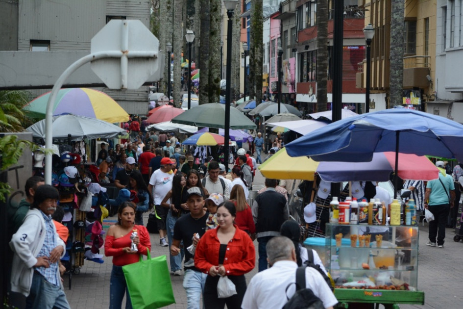 En la foto, la carrera 23 de Manizales en la tarde del jueves (13 de junio). Vendedores informales de Chipre y este sector acudieron al debate de ayer en el Concejo sobre el uso del espacio público. Frente a representantes de la Alcaldía, los comerciantes expusieron sus prioridades y preocupaciones. En la foto, la carrera 23 de Manizales en la tarde del jueves (13 de junio). Vendedores informales de Chipre y este sector acudieron al debate de ayer en el Concejo sobre el uso del espacio público. Frente a representantes de la Alcaldía, los comerciantes expusieron sus prioridades y preocupaciones.