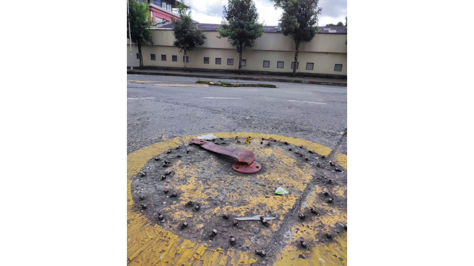 Este hito está caído en el centro del intercambiador. Este hito está caído en el centro del intercambiador.