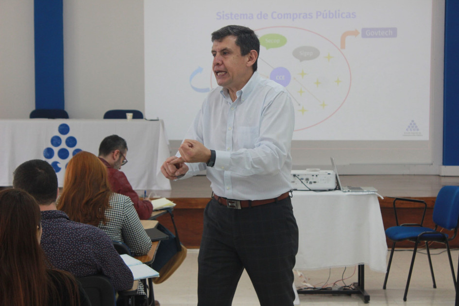 Augusto Aranguren, expositor especializado de la Oficina de Naciones Unidas contra la Droga y el Delito. Augusto Aranguren, expositor especializado de la Oficina de Naciones Unidas contra la Droga y el Delito.
