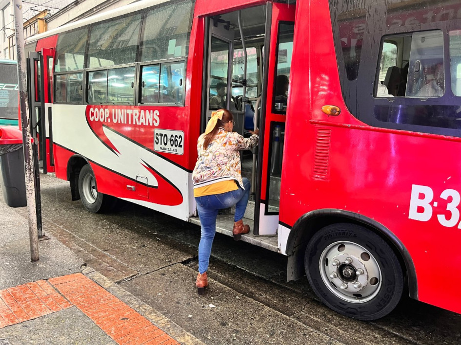 En Manizales, 13 personas han fallecido y 214 han resultado heridas en accidentes con buses y taxis. Usuarios del transporte público, especialmente población de la tercera edad, denuncian falta de seguridad y piden mejoras para prevenir más tragedias. Autoridades y empresas explican medidas de prevención. En Manizales, 13 personas han fallecido y 214 han resultado heridas en accidentes con buses y taxis. Usuarios del transporte público, especialmente población de la tercera edad, denuncian falta de seguridad y piden mejoras para prevenir más tragedias. Autoridades y empresas explican medidas de prevención.
