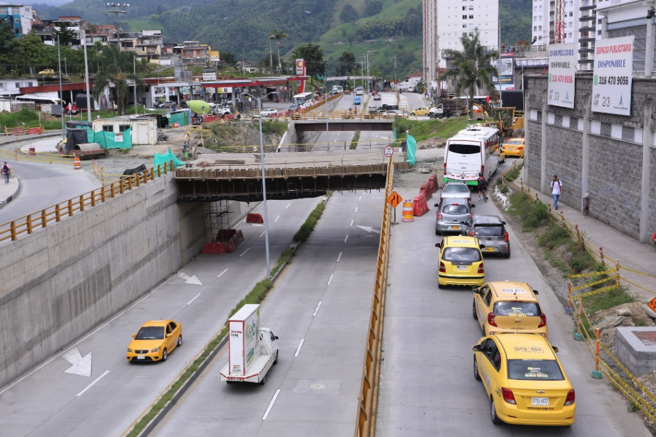 La construcción del empalme del ramal está en el lado derecho de esta fotografía, por donde circulan los taxis, al frente de la Terminal de Transportes. La construcción del empalme del ramal está en el lado derecho de esta fotografía, por donde circulan los taxis, al frente de la Terminal de Transportes.