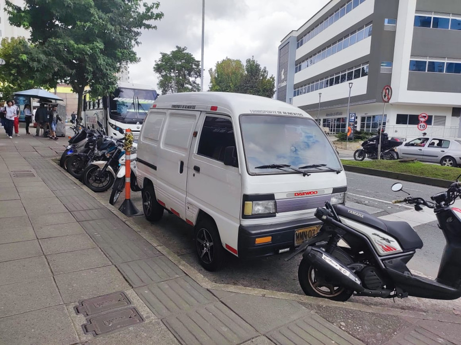 El carro, según su propietario, se parquea en esta zona desde hace tres años. El carro, según su propietario, se parquea en esta zona desde hace tres años.