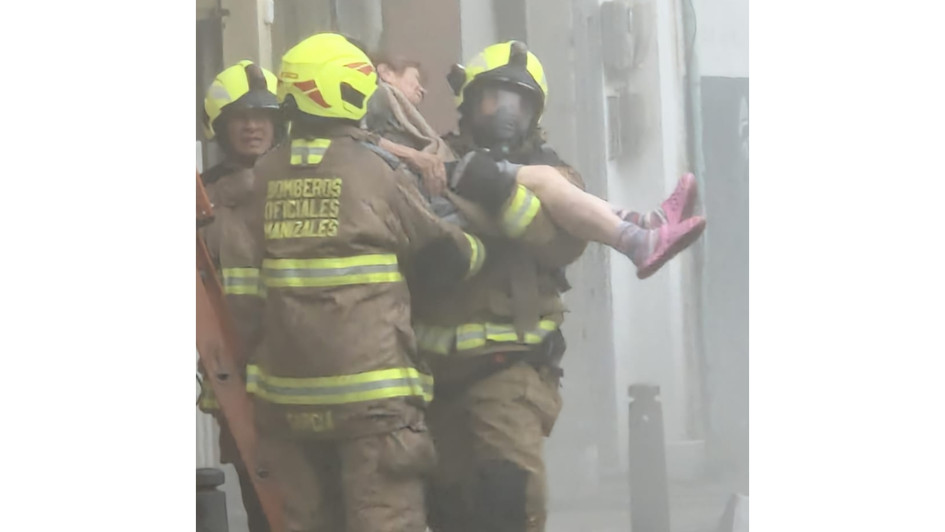 Tres personas resultaron afectadas por inhalación de humo. A dos tuvieron que rescatarlas. Tres personas resultaron afectadas por inhalación de humo. A dos tuvieron que rescatarlas.