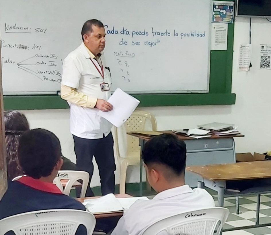 Jhon Fredy Tobón durante una de sus clases en la Institución Educativa Nuestra Señora del Rosario de Neira. Jhon Fredy Tobón durante una de sus clases en la Institución Educativa Nuestra Señora del Rosario de Neira.