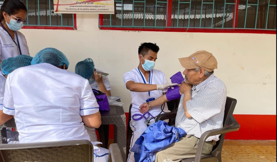 Las personas en situación de calle recibieron revisión de su salud, corte de pelo y servicio de baño, entre otras actividades. Las personas en situación de calle recibieron revisión de su salud, corte de pelo y servicio de baño, entre otras actividades.