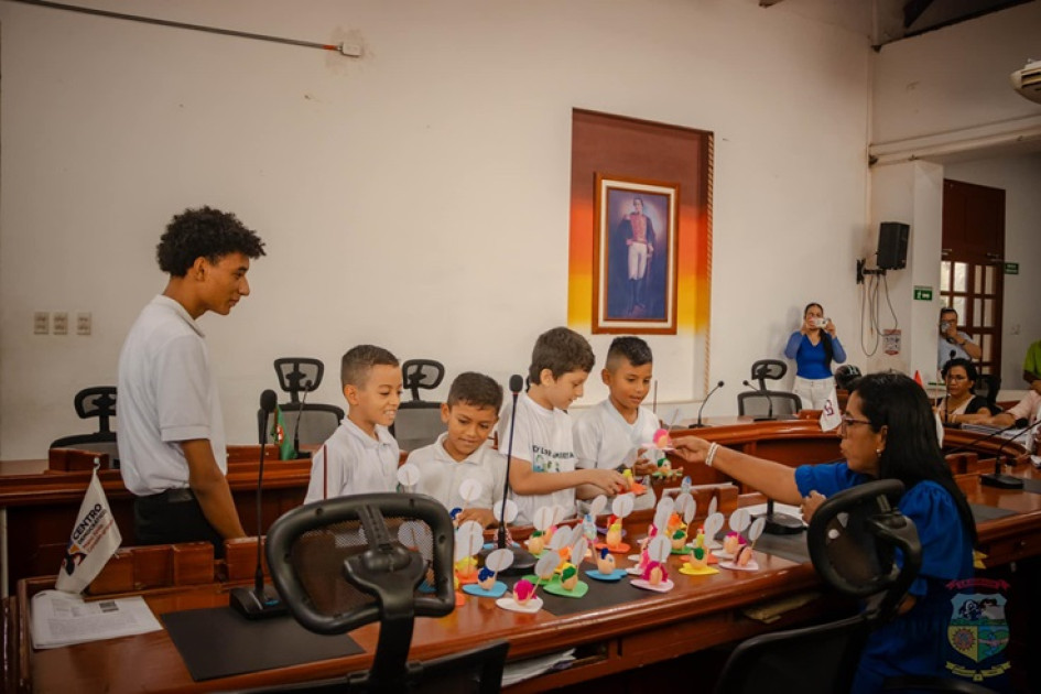 Estudiantes les entregaron huevitos decorados a los concejales de La Dorada (Caldas), como homenaje a la fragilidad de la niñez. Estudiantes les entregaron huevitos decorados a los concejales de La Dorada (Caldas), como homenaje a la fragilidad de la niñez.