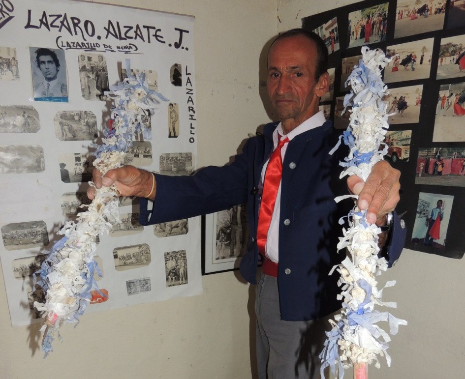 Lázaro, en traje de cortos y con sus banderillas. Lázaro, en traje de cortos y con sus banderillas.