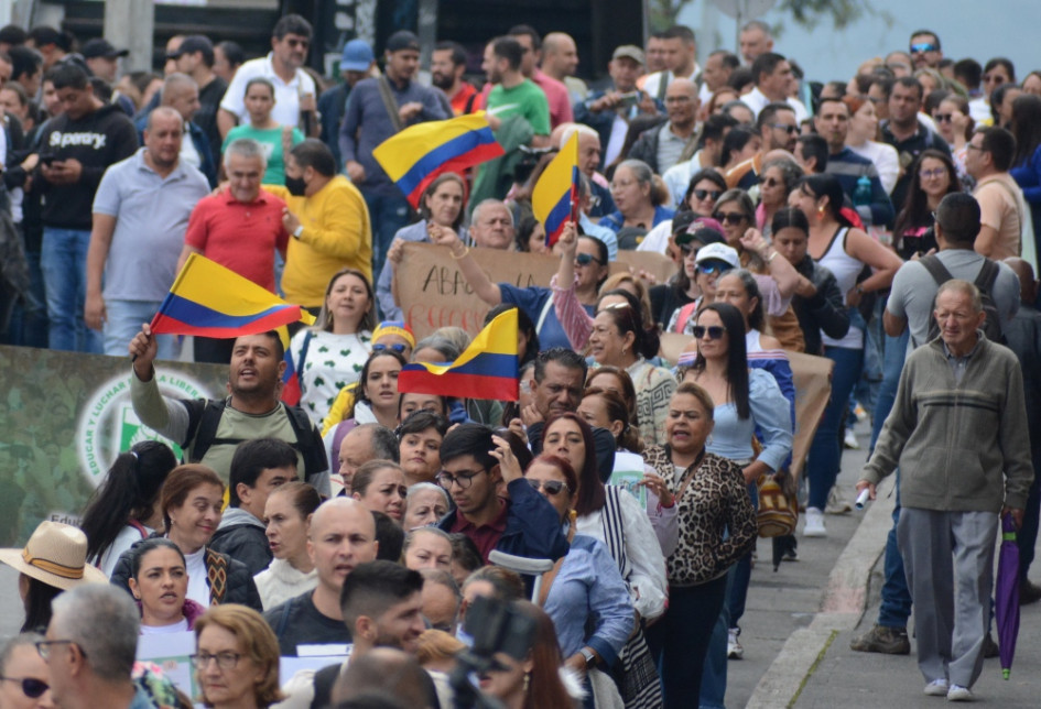 Docentes de Manizales marcharon ayer desde el Parque Fundadores hasta la Plaza de Bolívar, en un recorrido por la carrera 22. Pedían, de nuevo, que se hundiera en el Congreso el proyecto de reforma educativa. Docentes de Manizales marcharon ayer desde el Parque Fundadores hasta la Plaza de Bolívar, en un recorrido por la carrera 22. Pedían, de nuevo, que se hundiera en el Congreso el proyecto de reforma educativa.