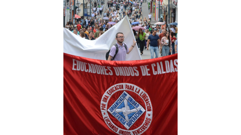 Docentes y sindicatos de Caldas se manifestaron ayer por desacuerdos con la ley estatutaria de educación. Docentes y sindicatos de Caldas se manifestaron ayer por desacuerdos con la ley estatutaria de educación.