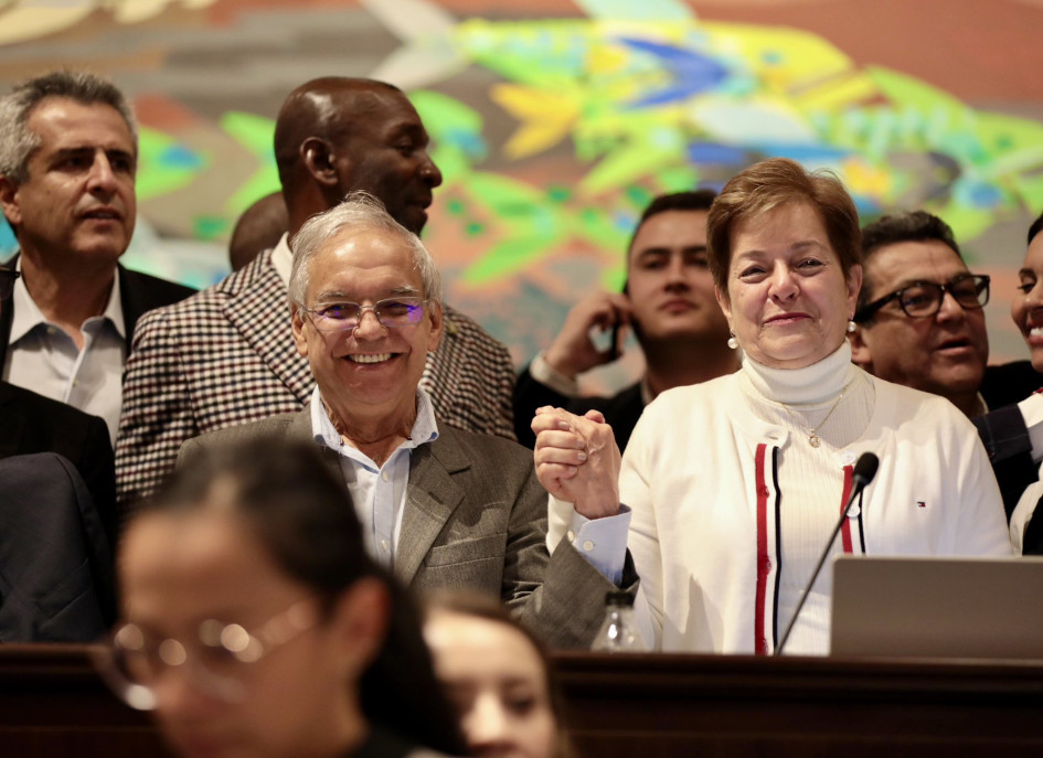 Los ministros de Hacienda, Ricardo Bonilla, y del Trabajo, Gloria Inés Ramírez, celebraron en el Congreso la aprobación de la reforma pensional. Los ministros de Hacienda, Ricardo Bonilla, y del Trabajo, Gloria Inés Ramírez, celebraron en el Congreso la aprobación de la reforma pensional.