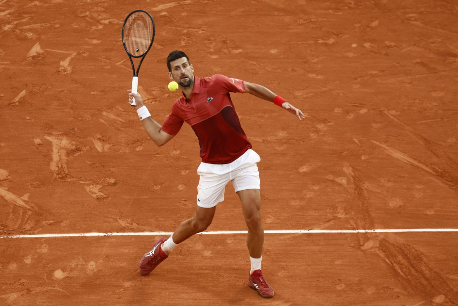 El serbio Novak Djokovic celebró al ganar su partido de octavos de final de singles masculino contra el argentino Francisco Cerundolo en el torneo de tenis Grand Slam del Abierto de Francia en Roland Garros en París. Novak Djokovic