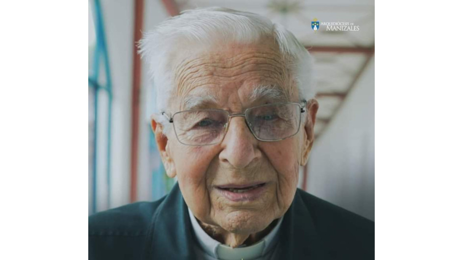 "Si yo volviera a nacer, sería sacerdote, para servir a Dios y salvar las almas", expresa el padre Evelio Valencia García, de 101 años. "Si yo volviera a nacer, sería sacerdote, para servir a Dios y salvar las almas", expresa el padre Evelio Valencia García, de 101 años.