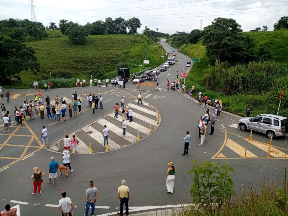 En el sector de Las Margaritas (Risaralda) protestaron el domingo (9 de junio) para que en este punto se construyan un puente elevado y una glorieta. La petición la hacen debido a los accidentes en este punto de la calzada. En el sector de Las Margaritas (Risaralda) protestaron el domingo (9 de junio) para que en este punto se construyan un puente elevado y una glorieta. La petición la hacen debido a los accidentes en este punto de la calzada.