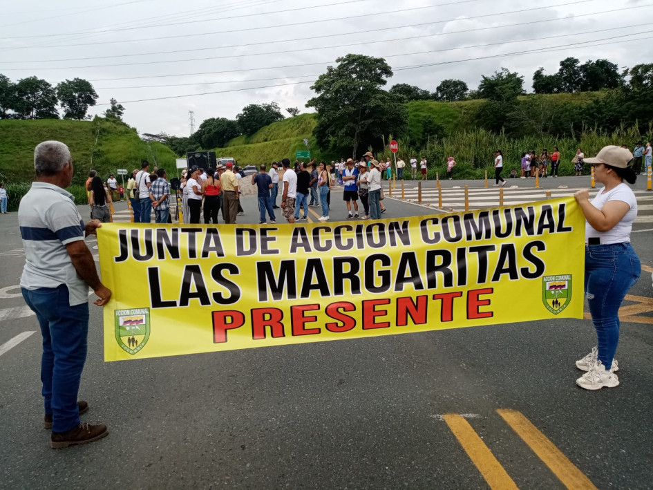 Los manifestantes insistieron en la cantidad de accidentes que han pasado en este punto de la calzada. Los manifestantes insistieron en la cantidad de accidentes que han pasado en este punto de la calzada.