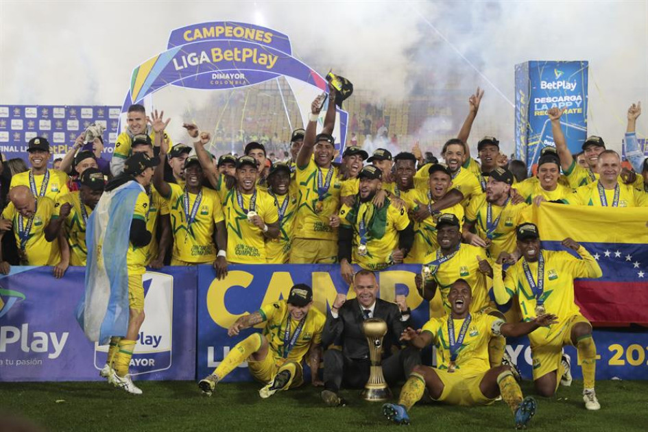 El técnico Rafael Dudamel (c-abajo) y los jugadores de Bucaramanga celebran el título de la Liga BetPlay este sábado, en el partido de vuelta de la final de la Primera División colombiana entre Santa Fe y Atlético Bucaramanga en el estadio Nemesio Camacho El Campín en Bogotá. El técnico Rafael Dudamel (c-abajo) y los jugadores de Bucaramanga celebran el título de la Liga BetPlay este sábado, en el partido de vuelta de la final de la Primera División colombiana entre Santa Fe y Atlético Bucaramanga en el estadio Nemesio Camacho El Campín en Bogotá.